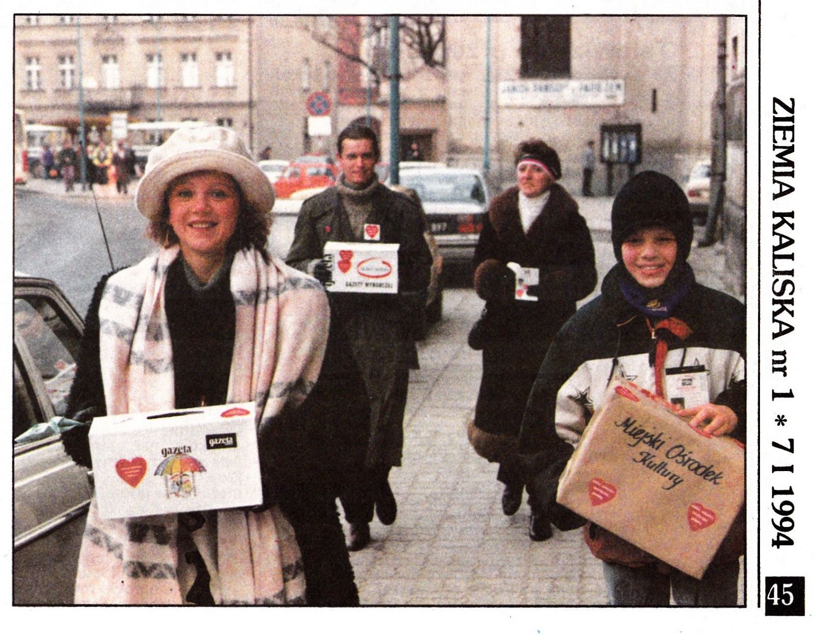 Pierwszy od prawej: Roman podczas 2. Finału WOŚP w Kaliszu. Fot.: Fotoreportaż Stanisława Szewczyka, gazeta Ziemia kaliska, 1994 