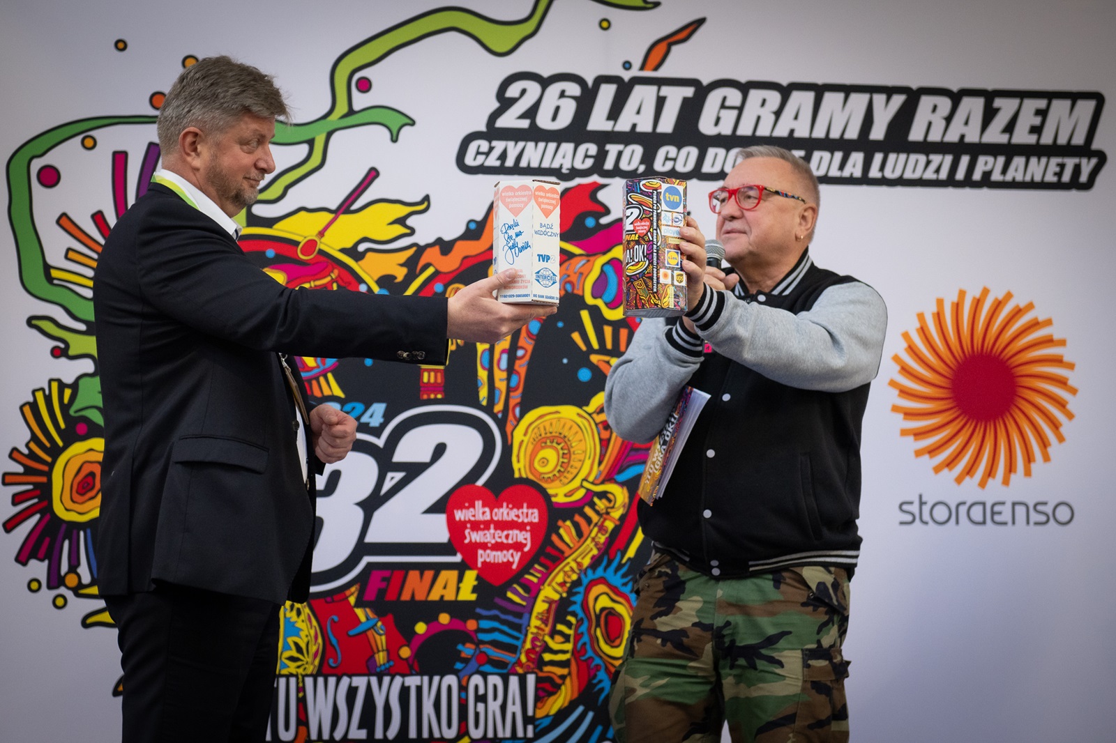 Tomasz Żebrowski (President of the board of Stora Enso Poland SA) and Jerzy Owsiak presenting the first, historical and the latest Collection Box ​before the 32nd Grand Finale, photo: Łukasz Widziszowski 