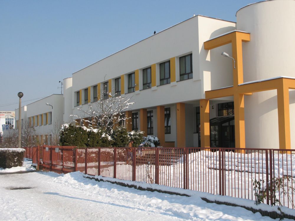 Szkoła Podstawowa z Oddziałami Integracyjnymi nr 151 w Krakowie, w której uczą się mali bohaterowie