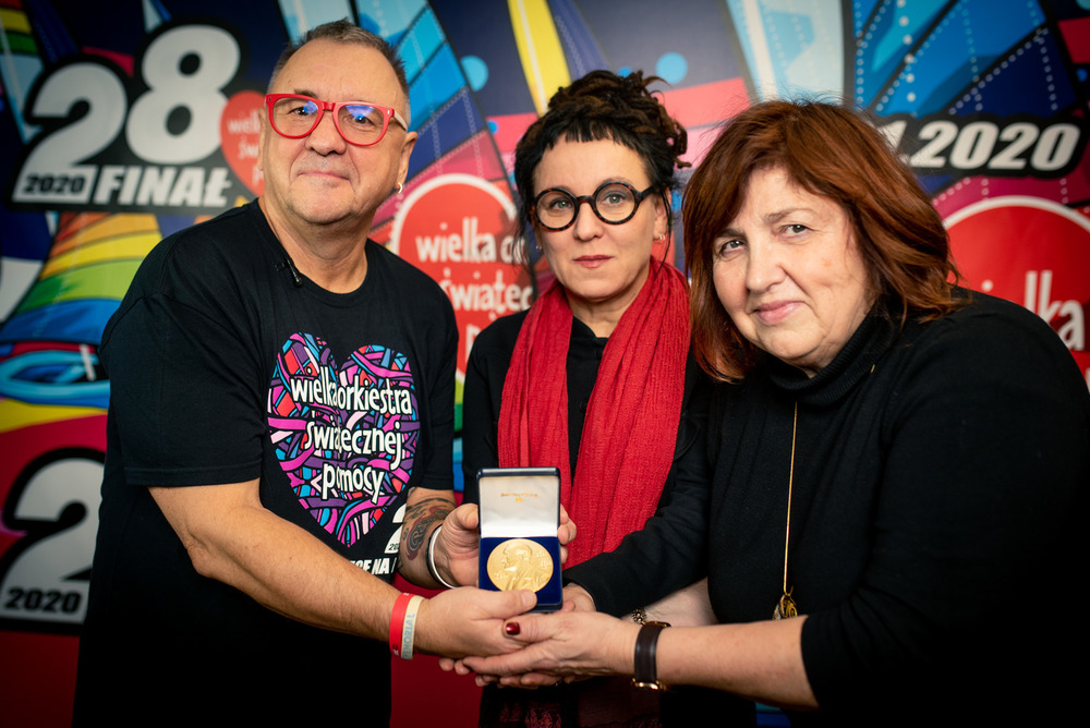 Jurek Owsiak, Olga Tokarczuk i Lidia Owsiak z repliką Medalu Noblowskiego 