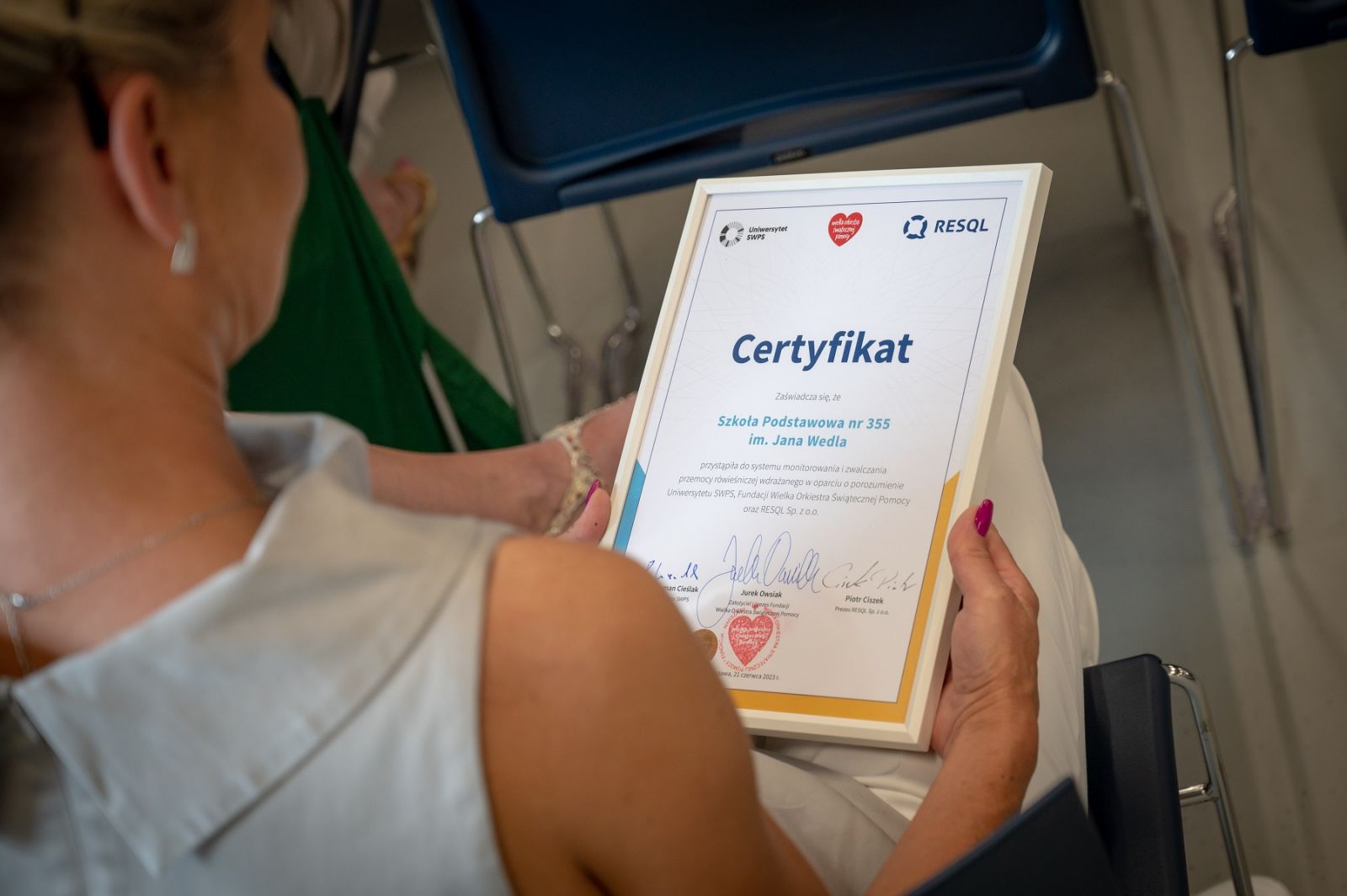 Placówki z Białołęki, dołączające do projektu, otrzymały pamiątkowe certyfikaty, fot. WOŚP